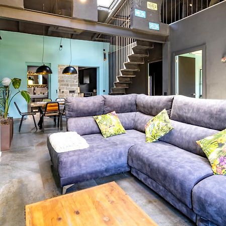 Black House Sorprendente Casa Estilo Industrial Олот Экстерьер фото