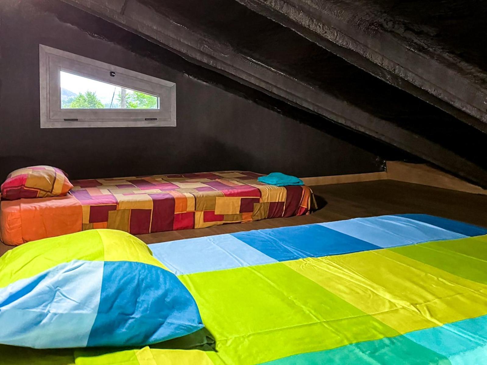 Black House Sorprendente Casa Estilo Industrial Олот Экстерьер фото