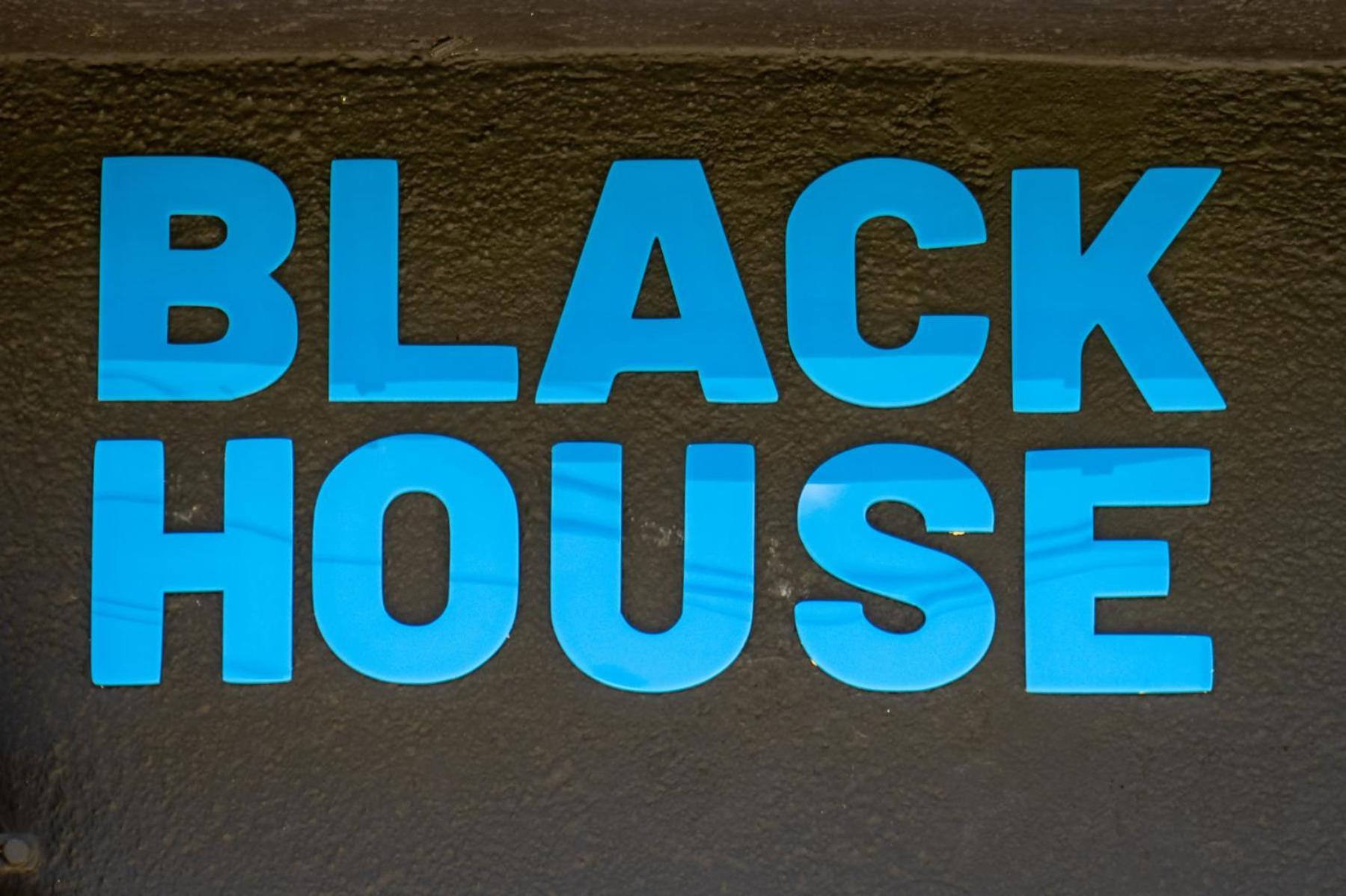 Black House Sorprendente Casa Estilo Industrial Олот Экстерьер фото