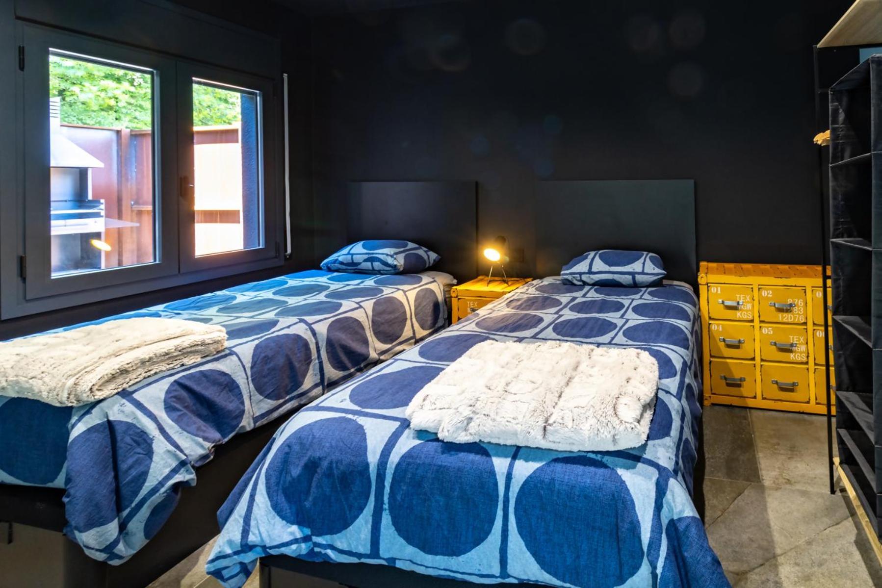 Black House Sorprendente Casa Estilo Industrial Олот Экстерьер фото