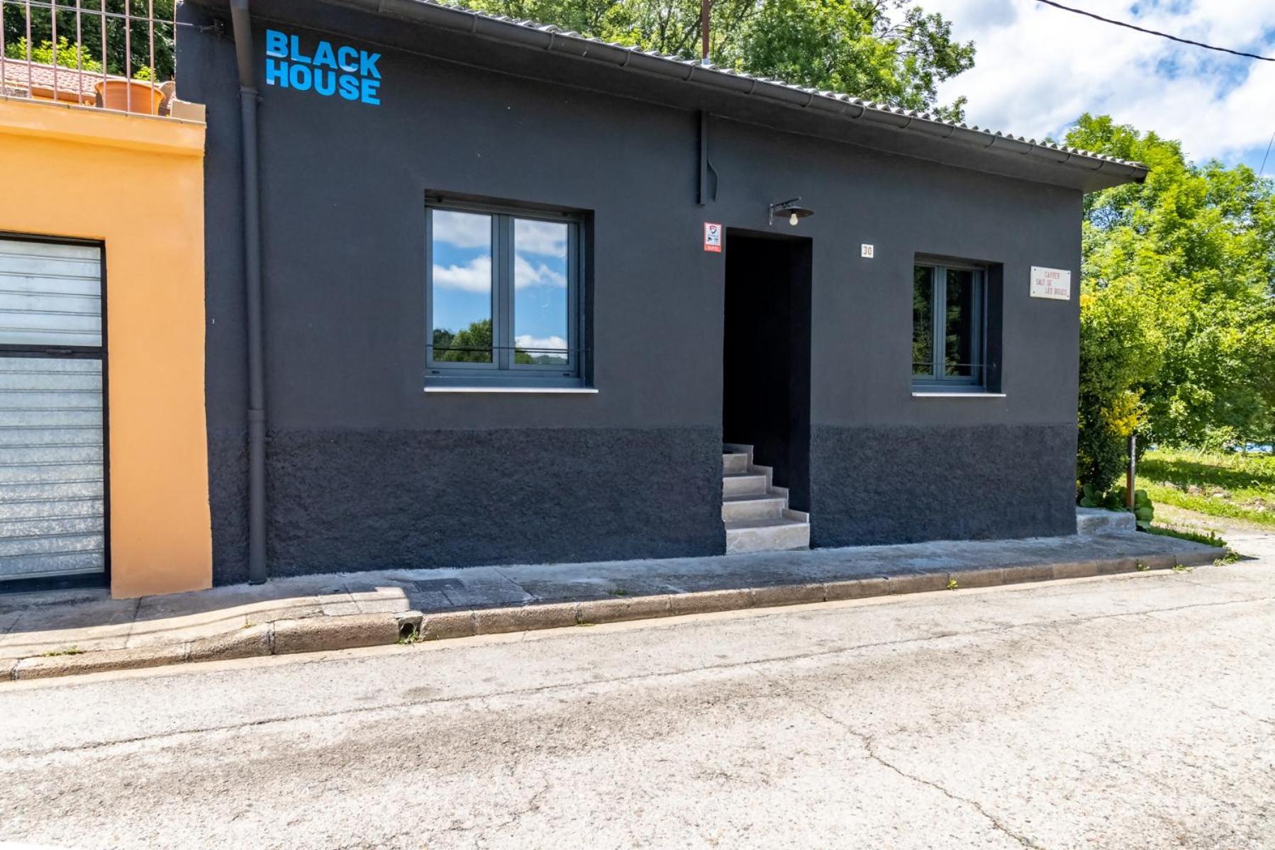 Black House Sorprendente Casa Estilo Industrial Олот Экстерьер фото