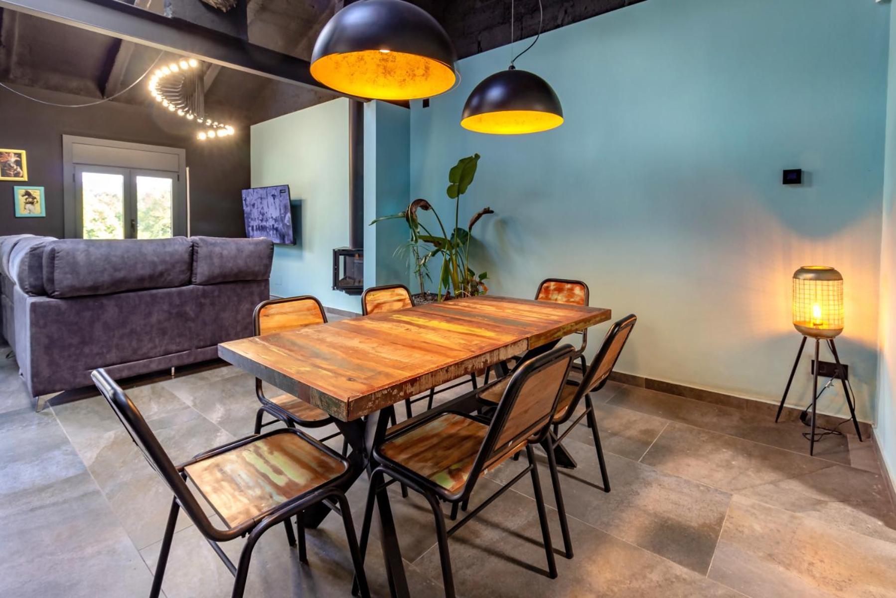 Black House Sorprendente Casa Estilo Industrial Олот Экстерьер фото