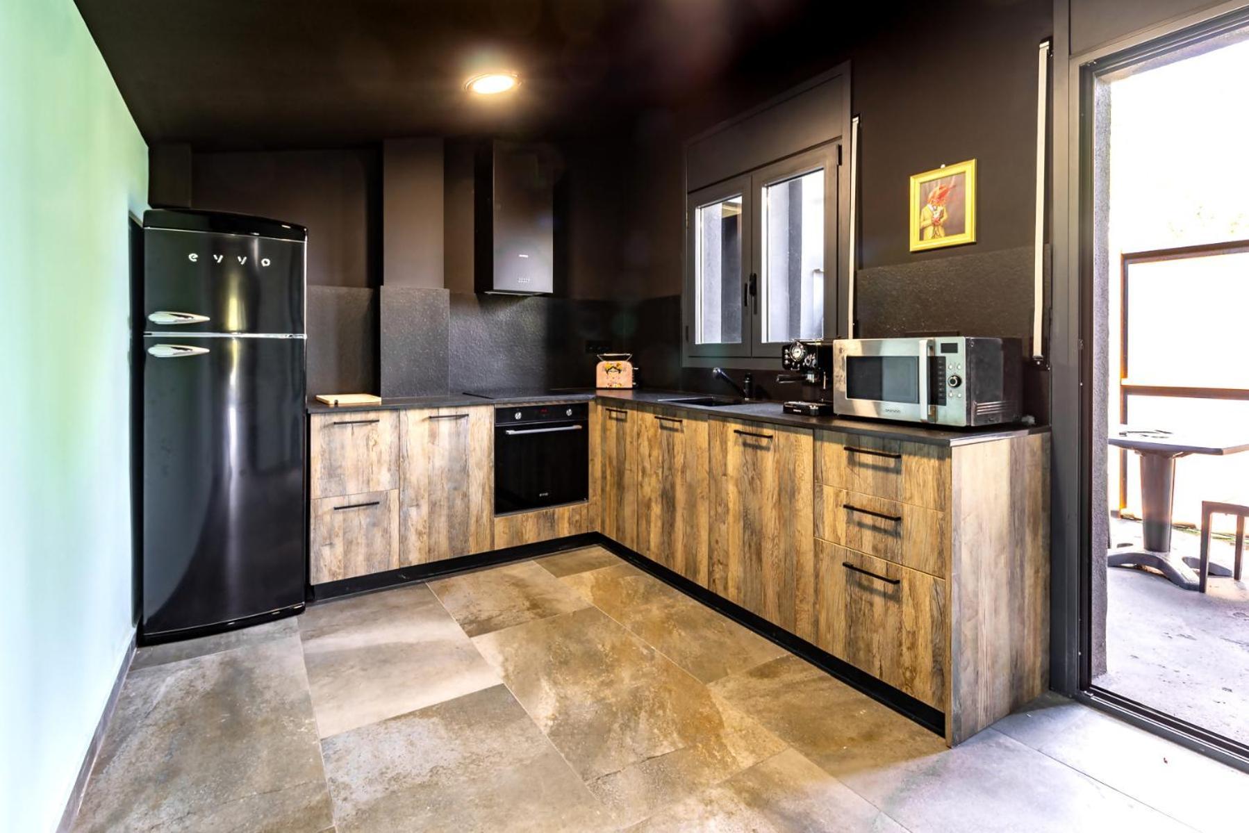 Black House Sorprendente Casa Estilo Industrial Олот Экстерьер фото