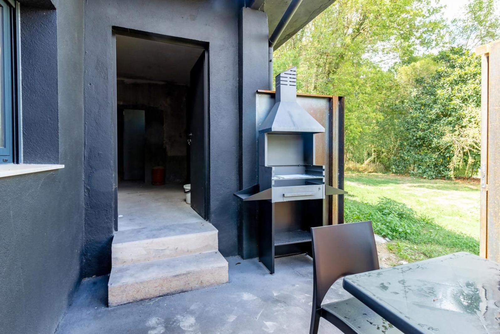 Black House Sorprendente Casa Estilo Industrial Олот Экстерьер фото