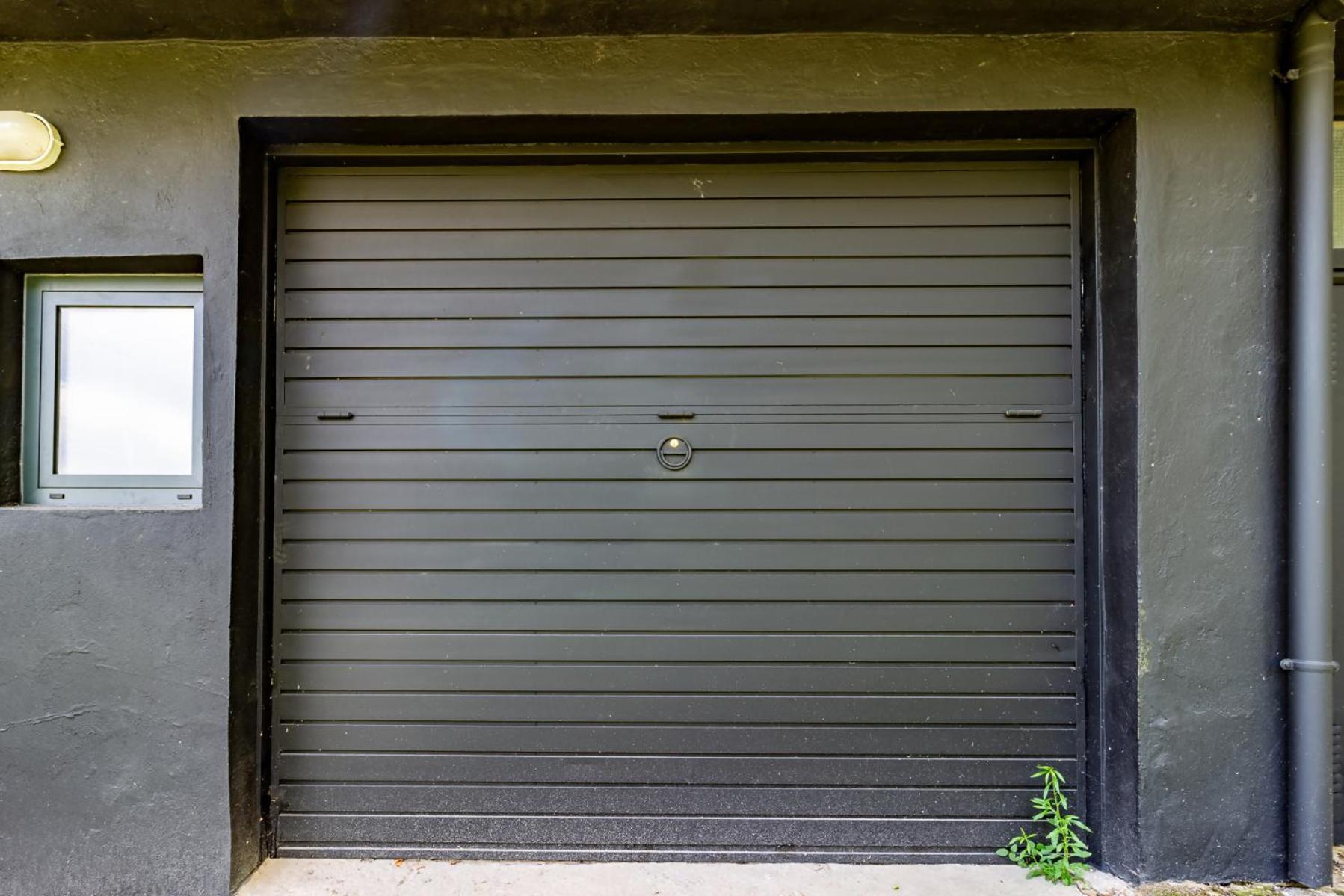 Black House Sorprendente Casa Estilo Industrial Олот Экстерьер фото