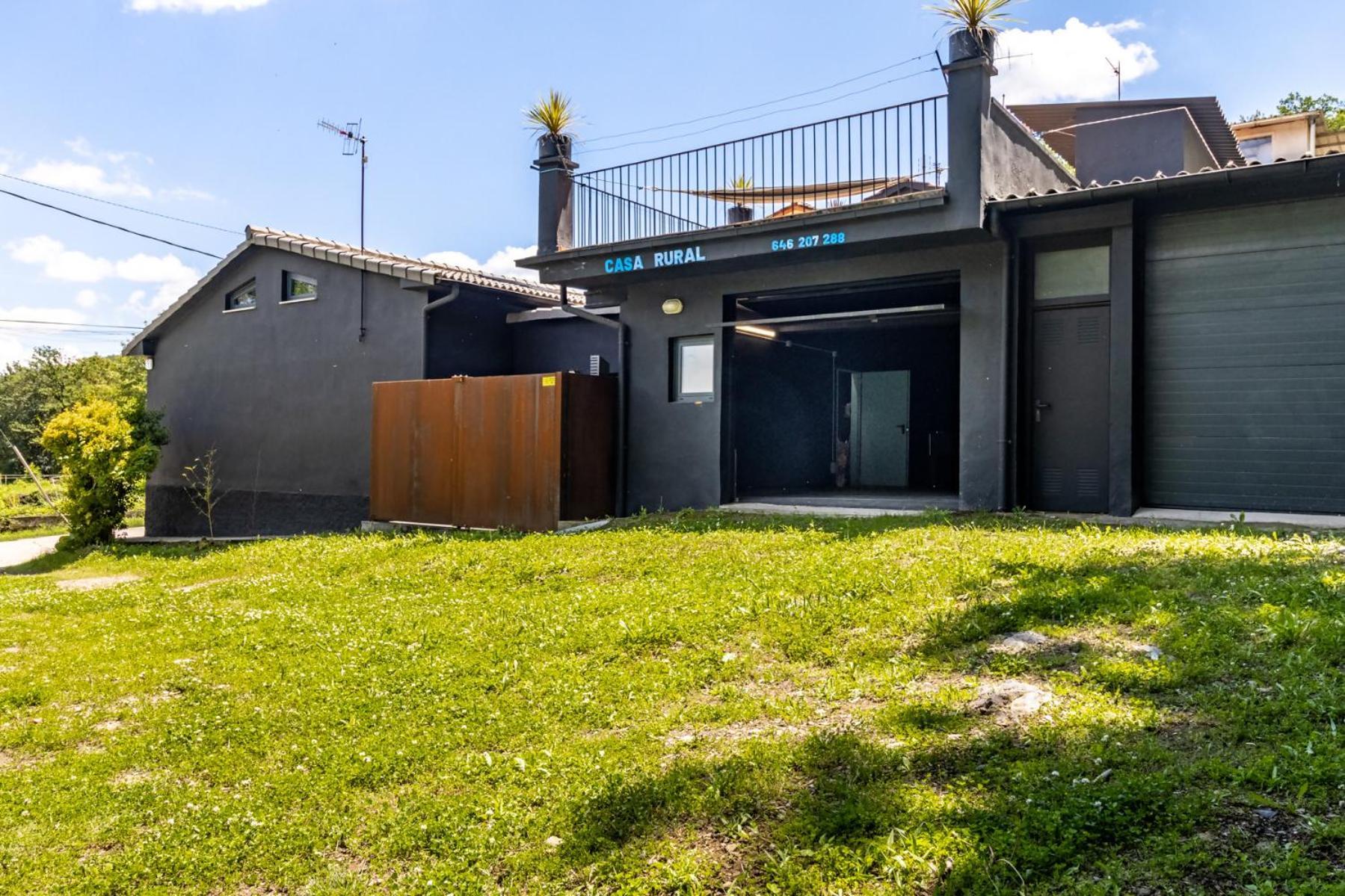Black House Sorprendente Casa Estilo Industrial Олот Экстерьер фото