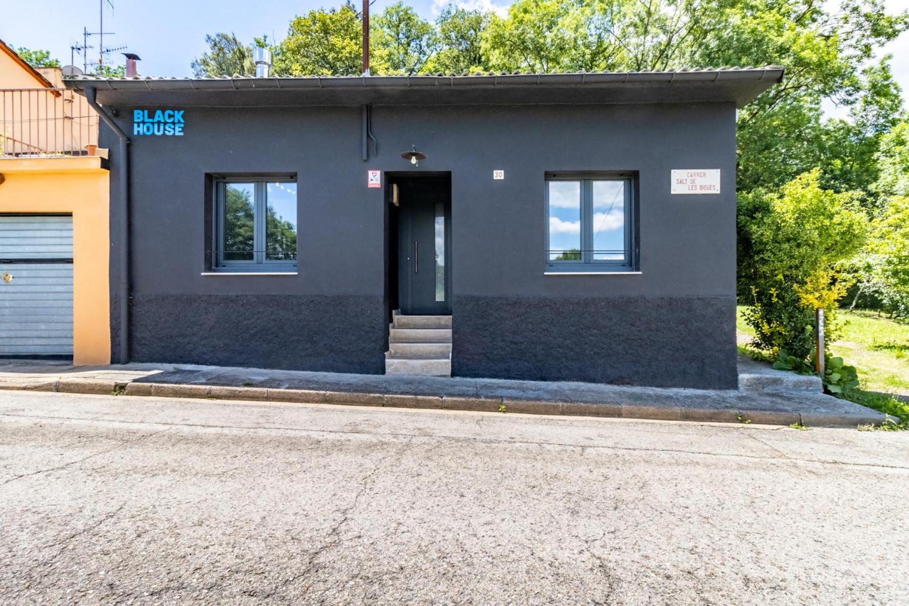 Black House Sorprendente Casa Estilo Industrial Олот Экстерьер фото