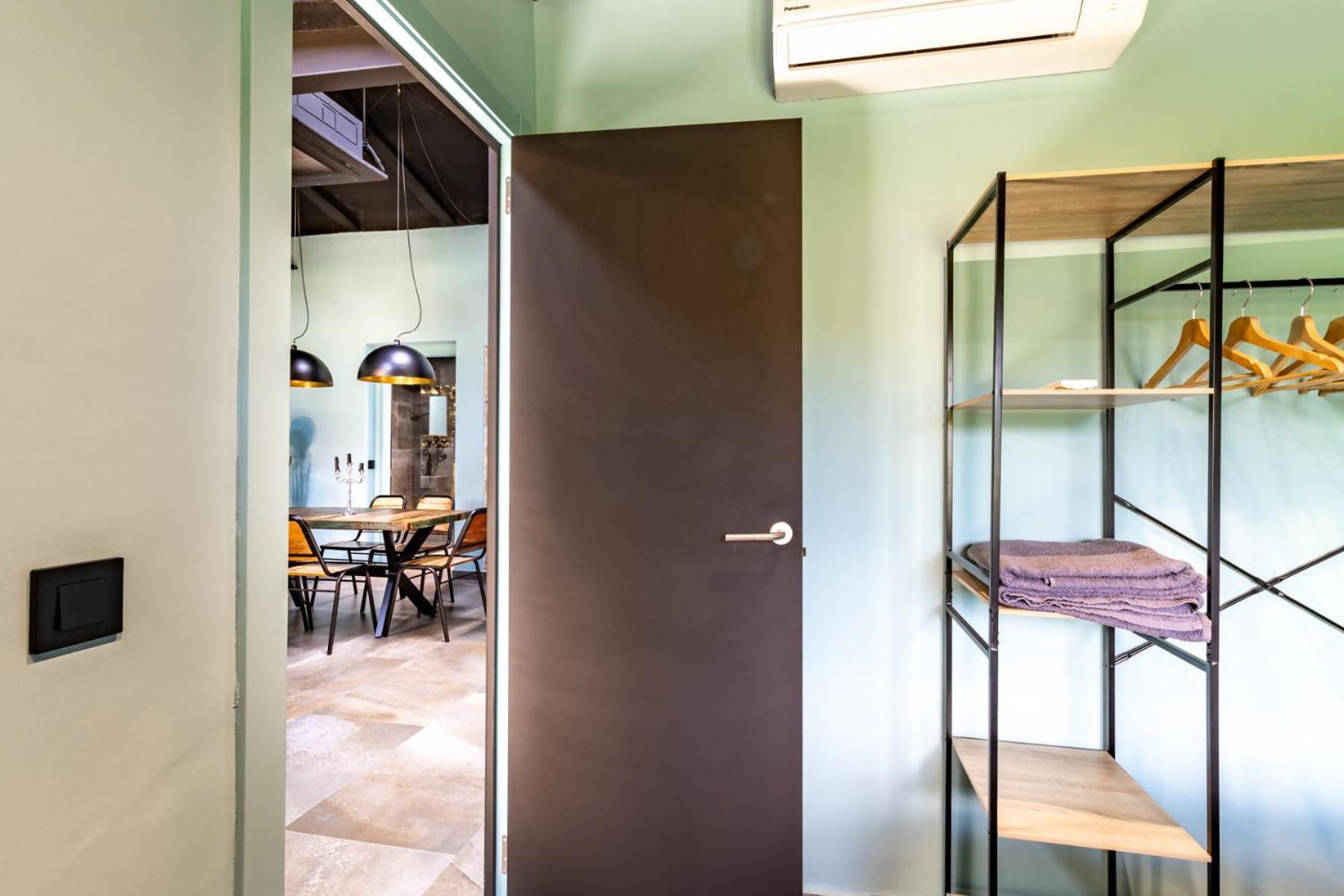 Black House Sorprendente Casa Estilo Industrial Олот Экстерьер фото