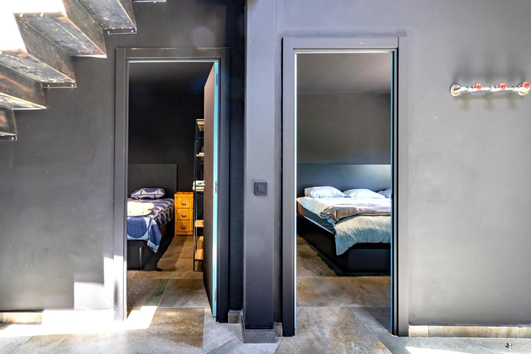 Black House Sorprendente Casa Estilo Industrial Олот Экстерьер фото