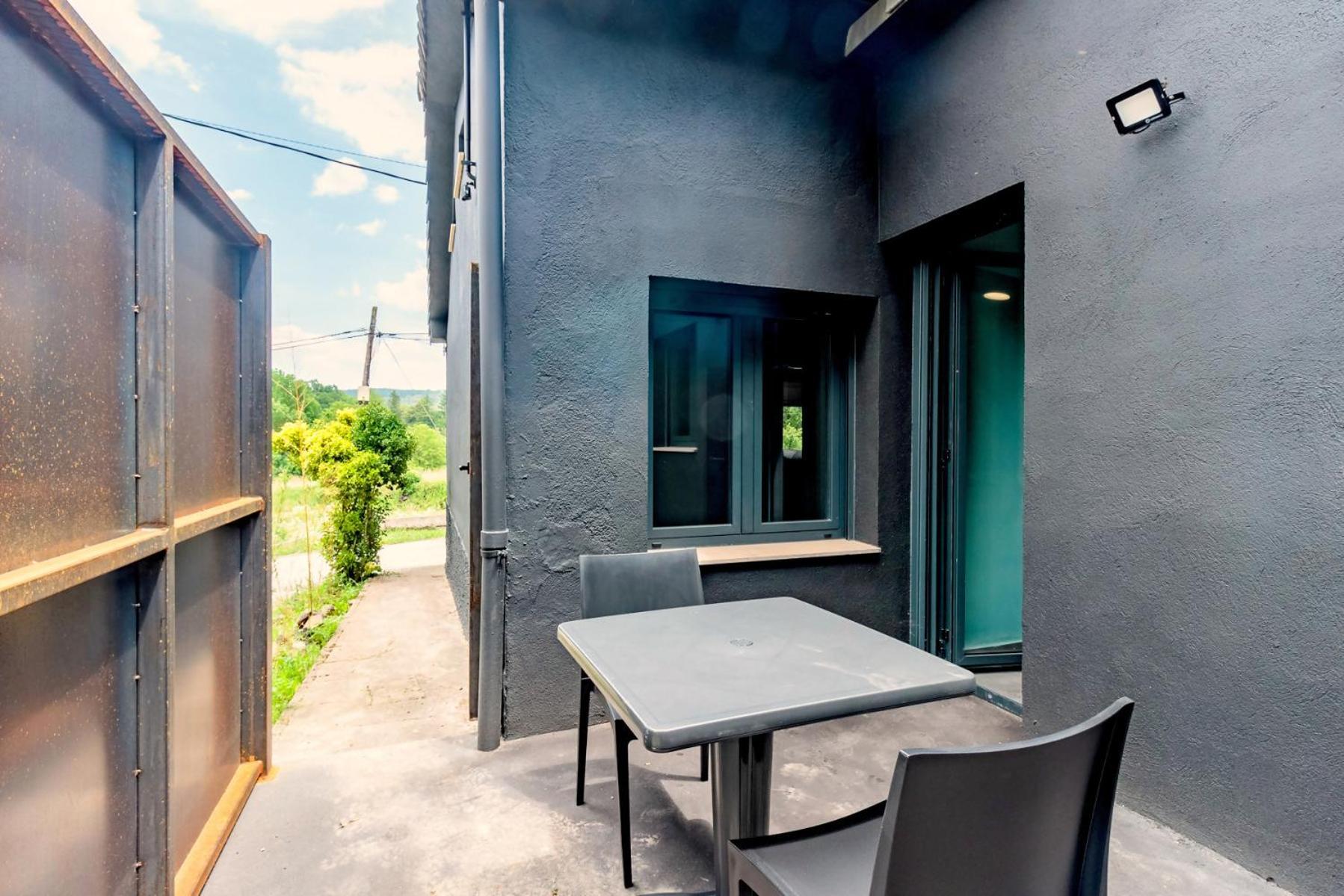 Black House Sorprendente Casa Estilo Industrial Олот Экстерьер фото