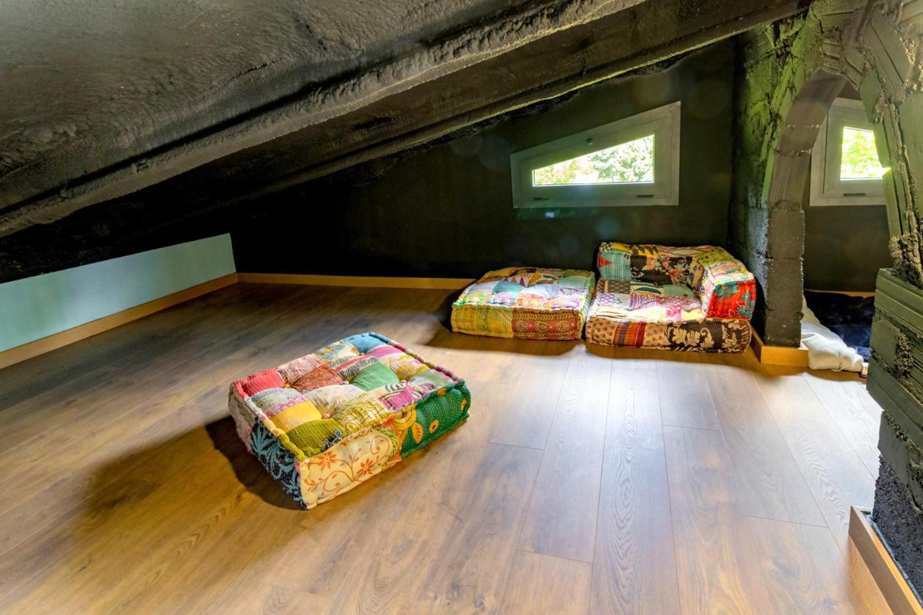 Black House Sorprendente Casa Estilo Industrial Олот Экстерьер фото