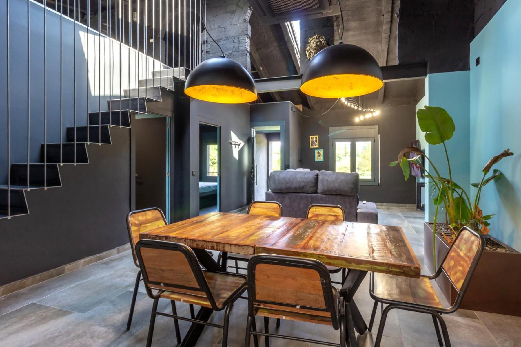 Black House Sorprendente Casa Estilo Industrial Олот Экстерьер фото