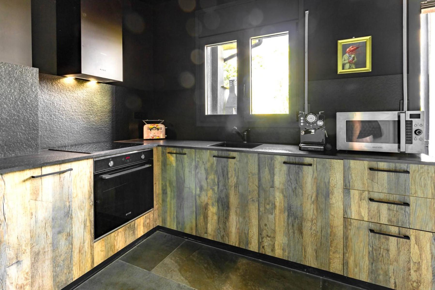 Black House Sorprendente Casa Estilo Industrial Олот Экстерьер фото