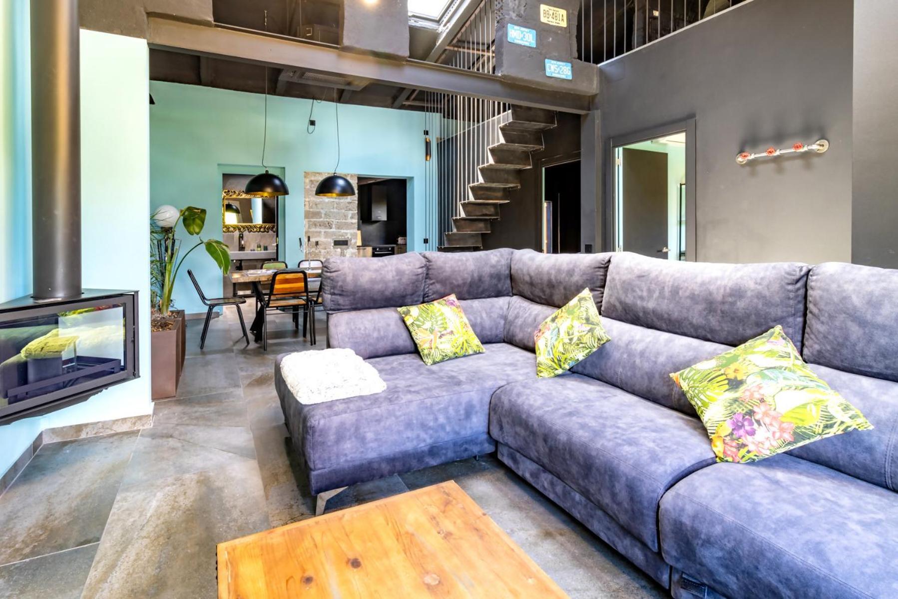 Black House Sorprendente Casa Estilo Industrial Олот Экстерьер фото