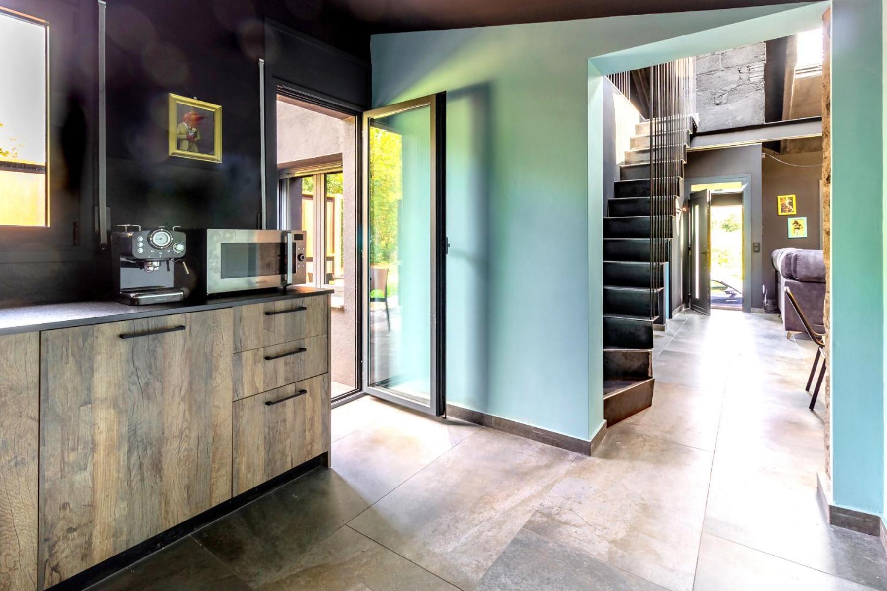 Black House Sorprendente Casa Estilo Industrial Олот Экстерьер фото