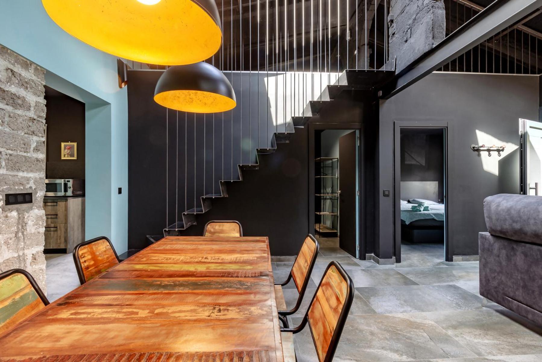Black House Sorprendente Casa Estilo Industrial Олот Экстерьер фото