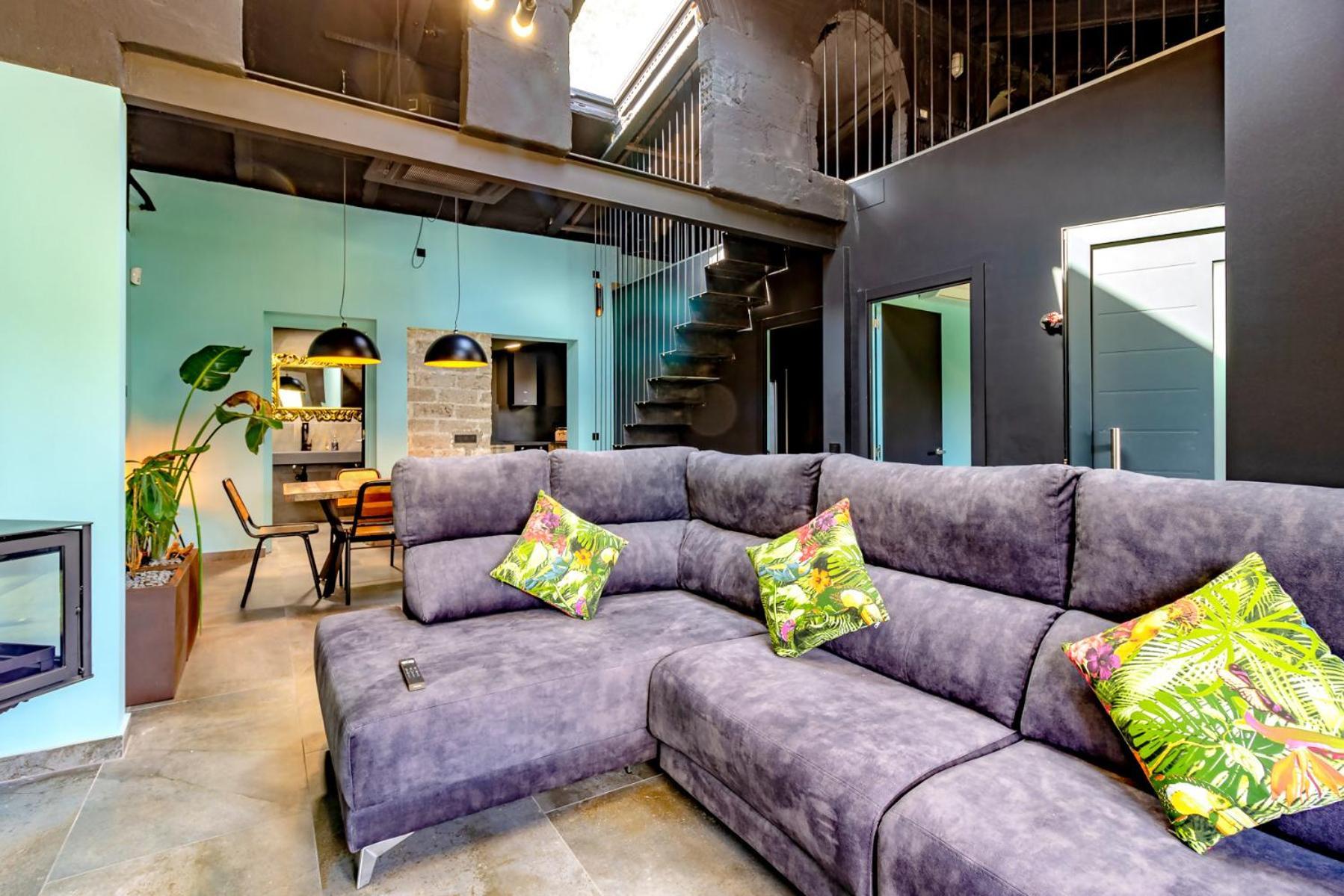 Black House Sorprendente Casa Estilo Industrial Олот Экстерьер фото