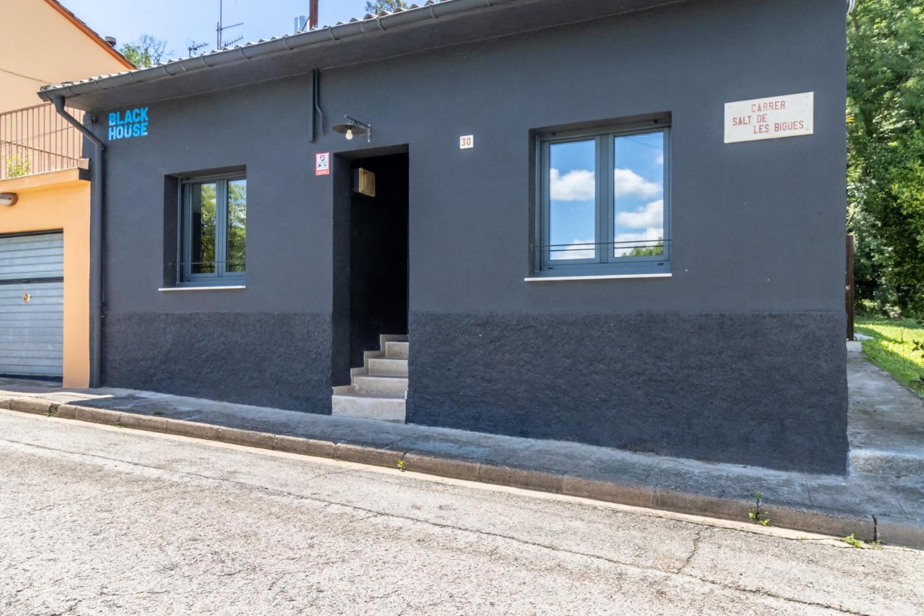 Black House Sorprendente Casa Estilo Industrial Олот Экстерьер фото